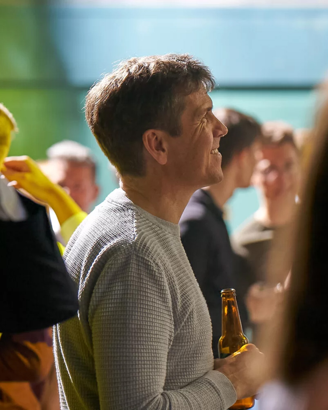 Person mit Bier in der Menge