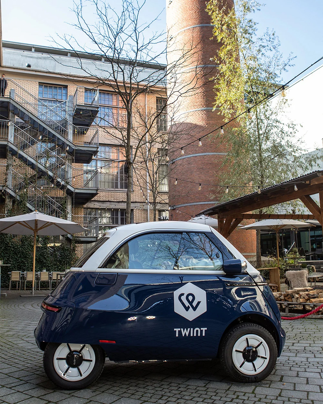 Twint E-Auto vor der Location