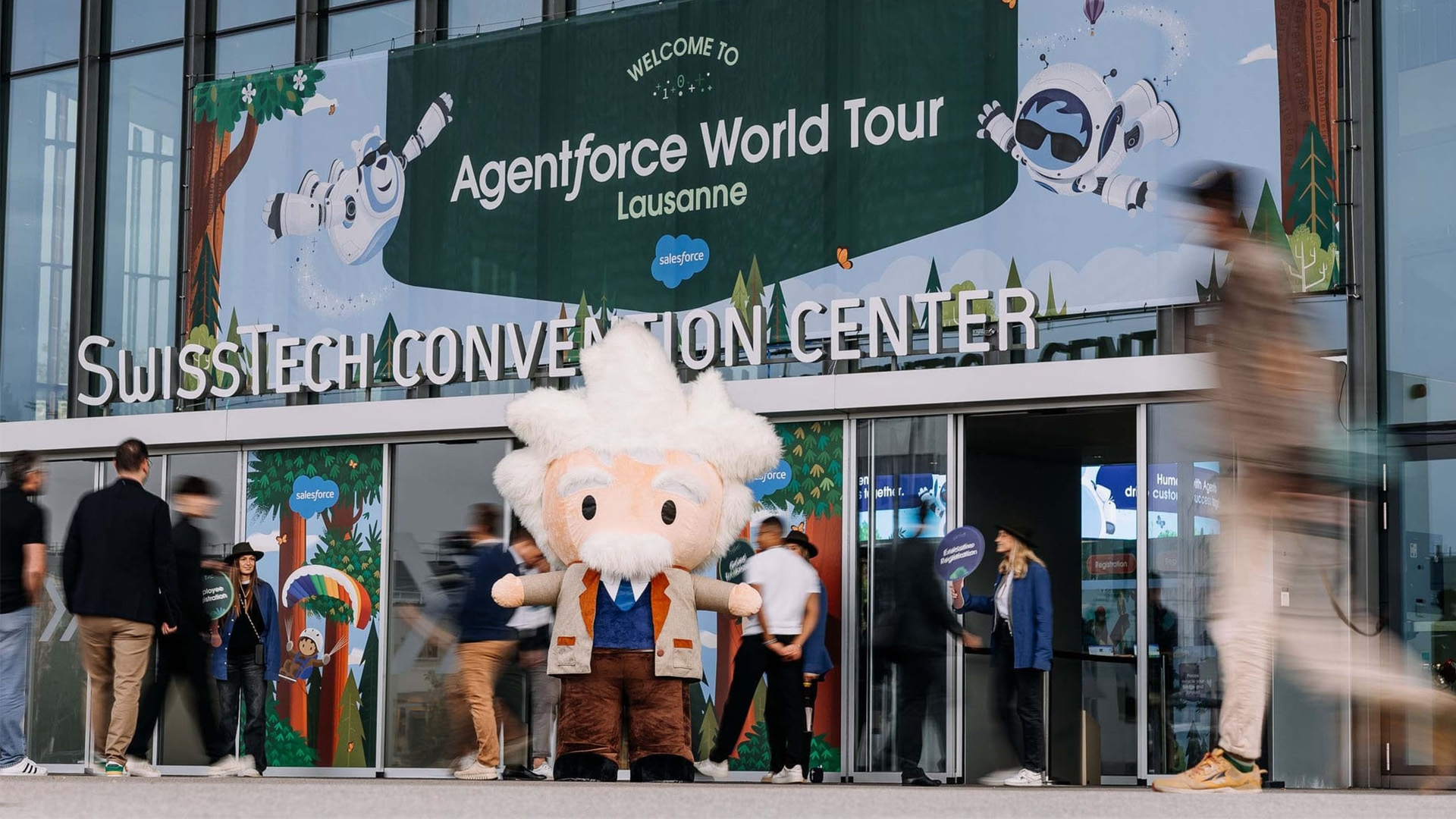 Besucher:innen betreten das SwissTech Convention Center in Lausanne unter grossflächigem Salesforce Agentforce World Tour Branding, begleitet von einer überdimensionalen Einstein-Maskottchenfigur vor dem Eingang.