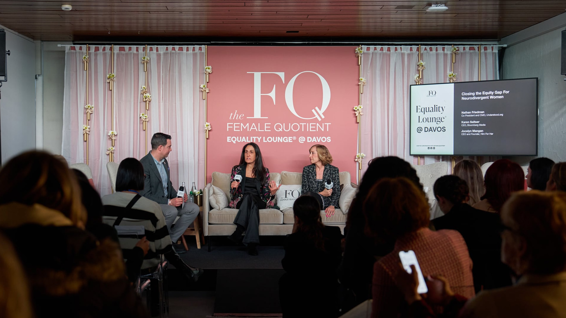 Paneldiskussion bei der Equality Lounge in Davos vor Publikum.