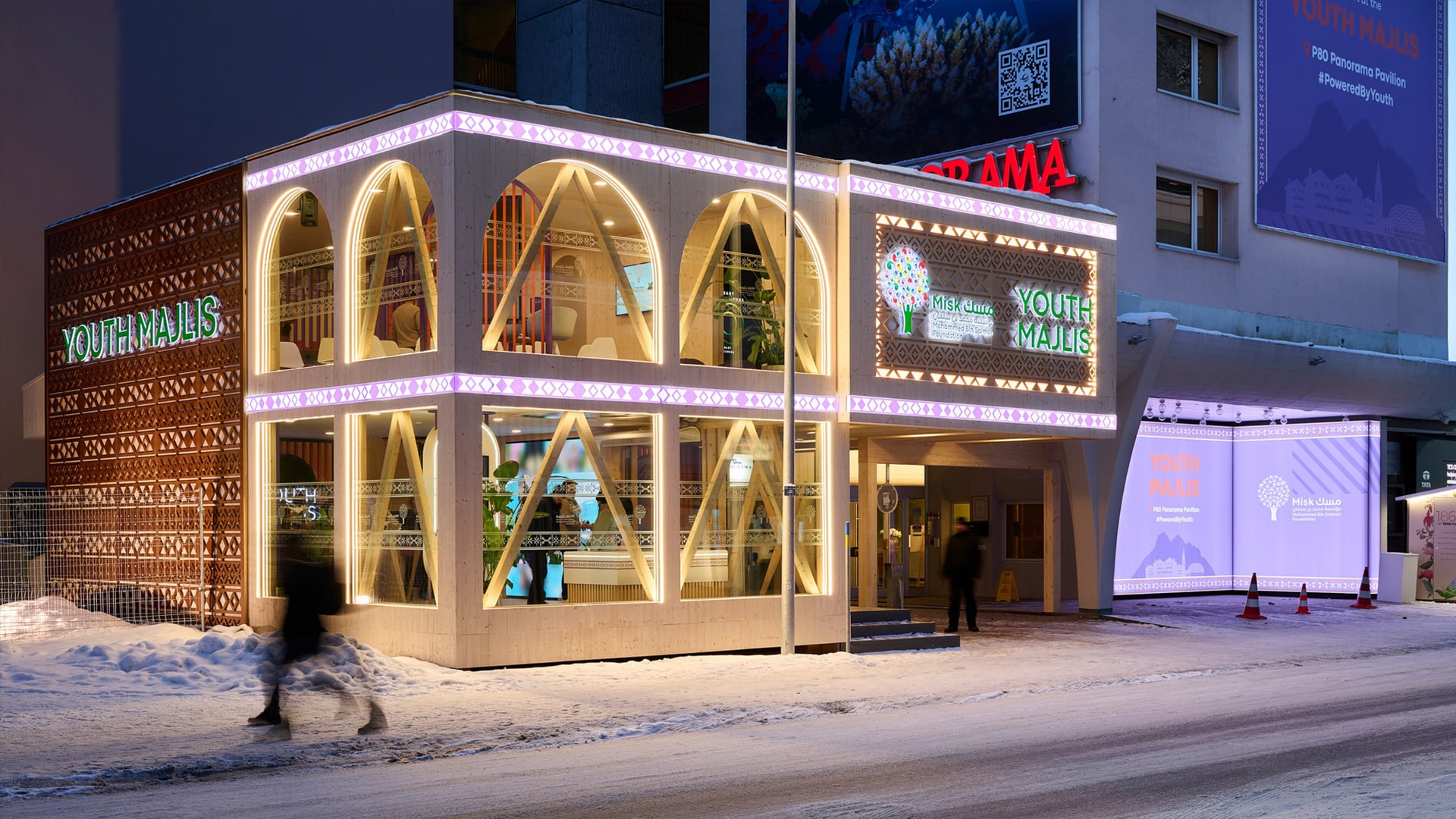 Beleuchteter Youth Majlis Pavilion der Misk Foundation in Davos. Der temporäre Holzpavillon bietet während des WEF Raum für Begegnung, Austausch und Veranstaltungen.