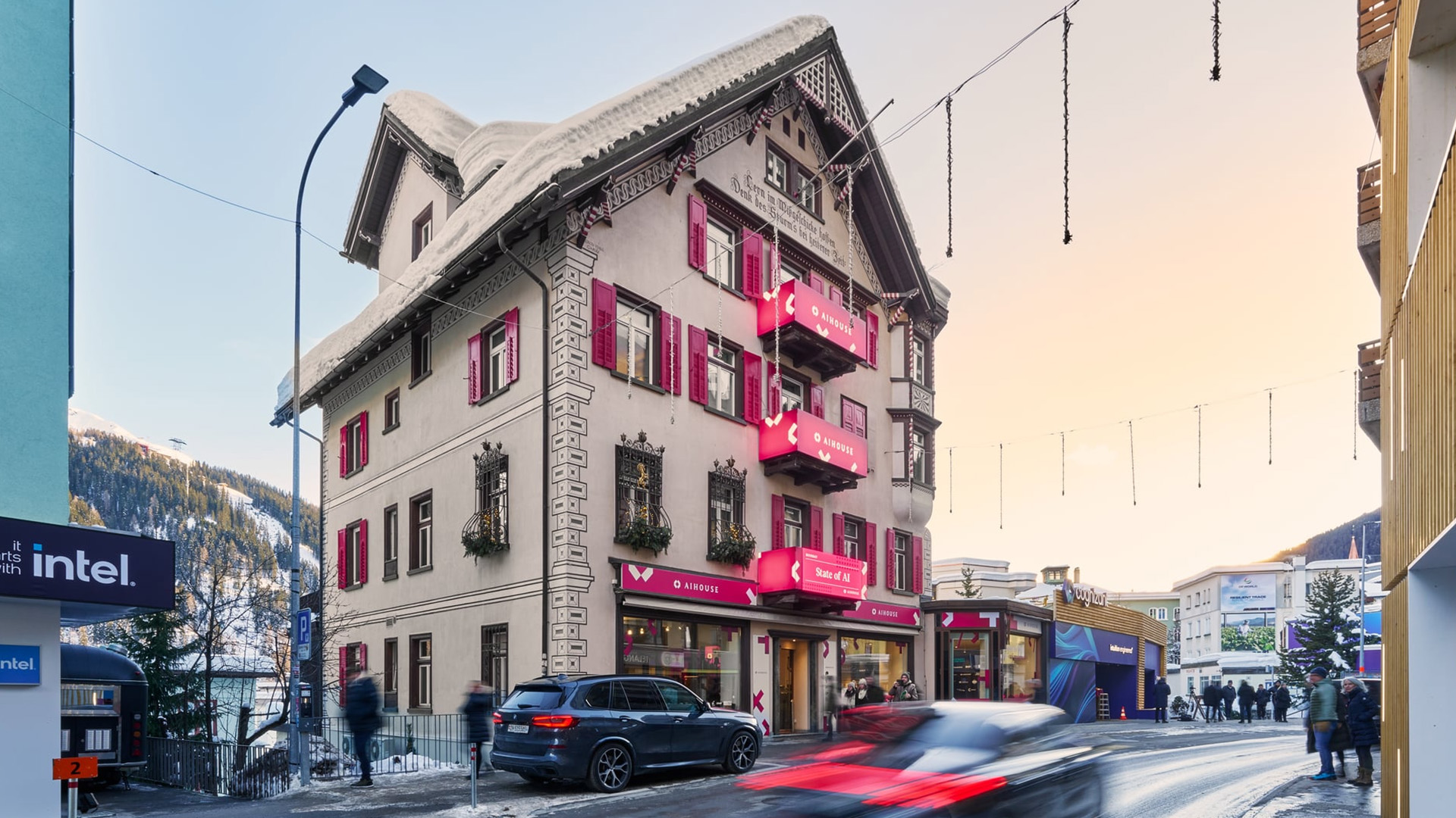 Das AI House in Davos mit auffälligem Branding dient während des World Economic Forum als Treffpunkt für Innovation und Künstliche Intelligenz.
