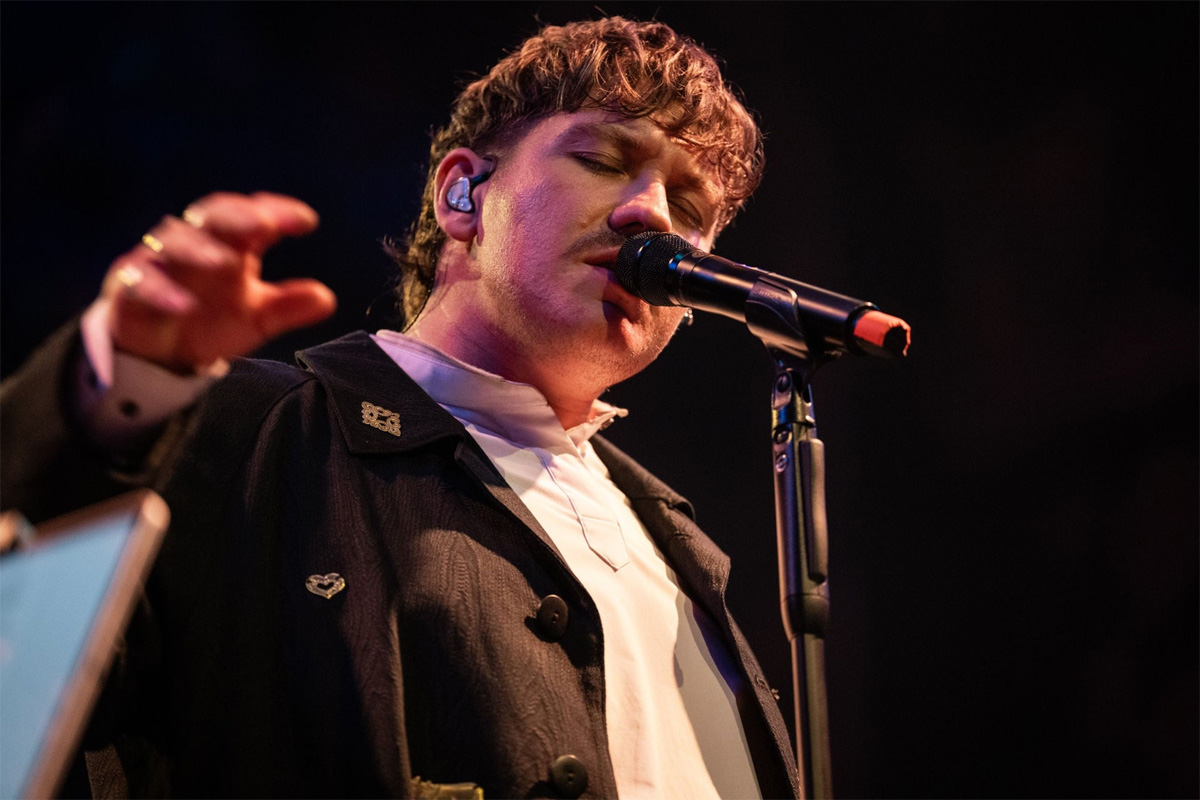 Musiker Marius Bär performt auf der Bühne