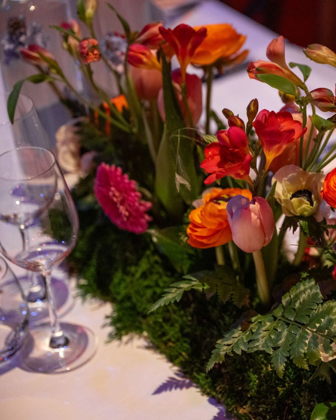 Tischdekoration mit Blumen