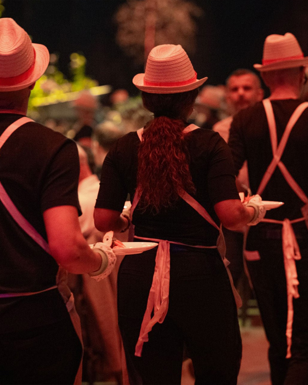 Das Catering Team serviert im Gärtner-Outfit das Essen