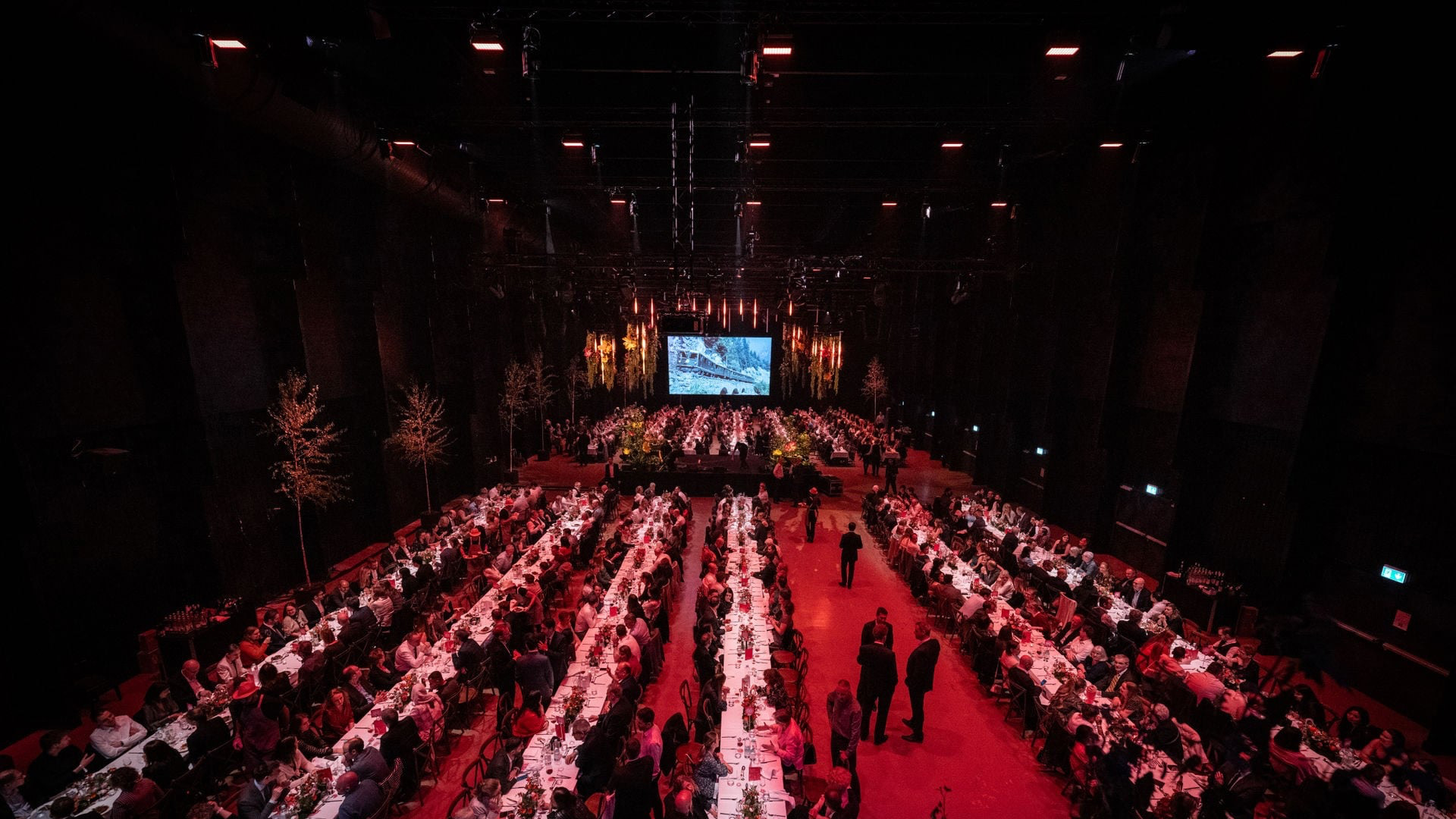 Alle Tische und das Setup in der Eventhalle