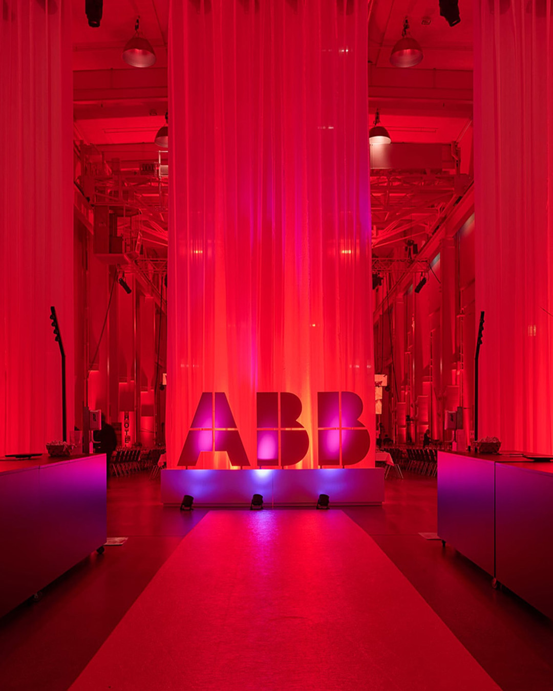 3D ABB Logo im Eingangsbereich in rotem Licht