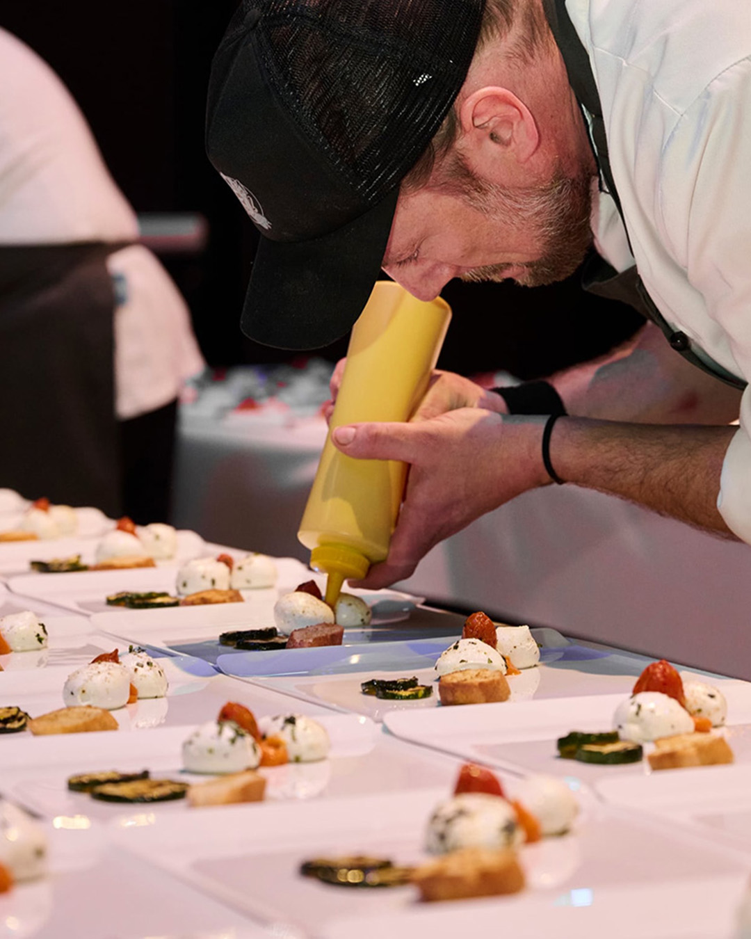 Koch bereitet Or d'oeuvres vor
