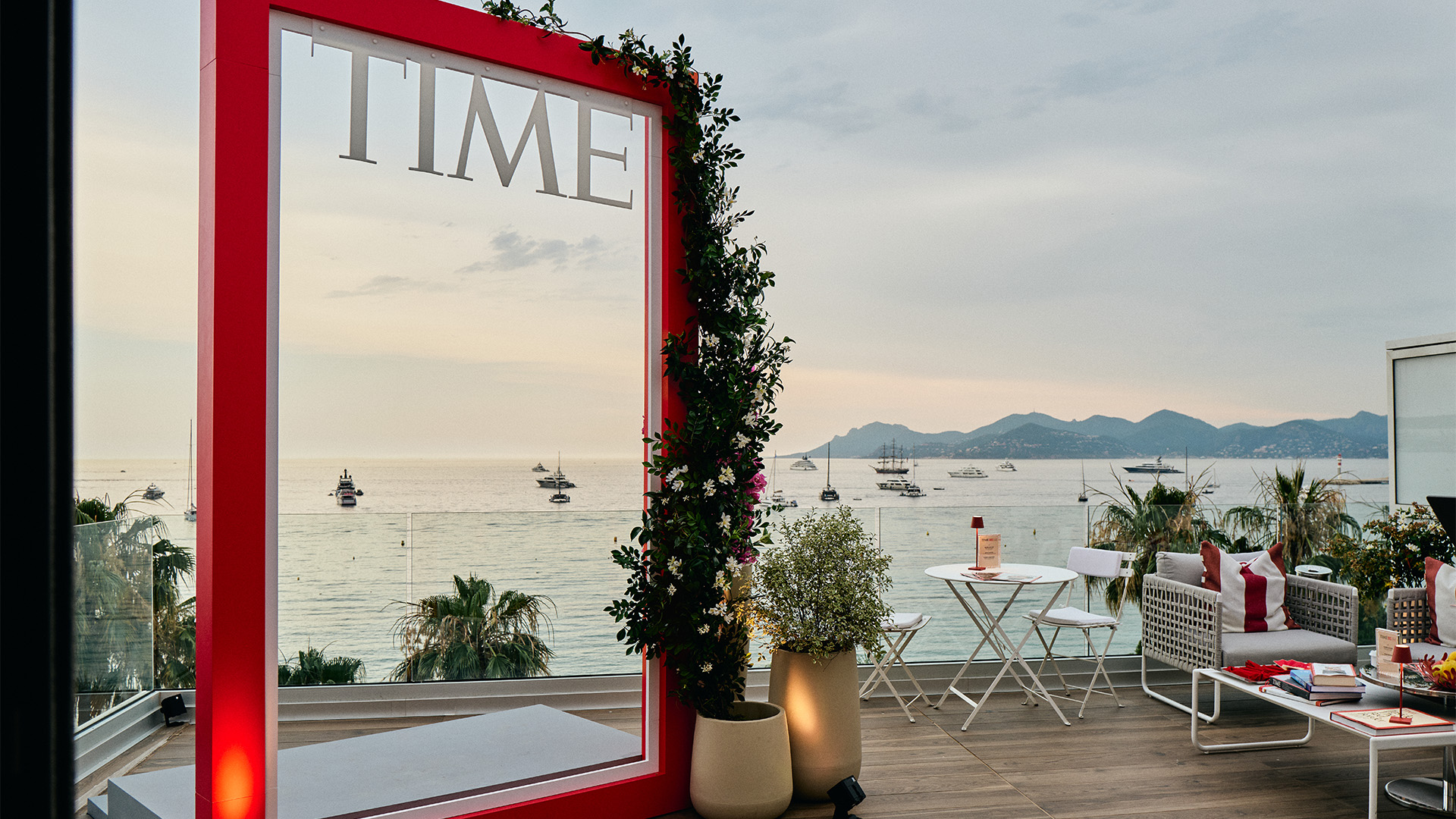 Exklusive Rooftop-Atmosphäre mit spektakulärem Meerblick, stilvollem Design und mediterranem Flair an der Côte d’Azur.