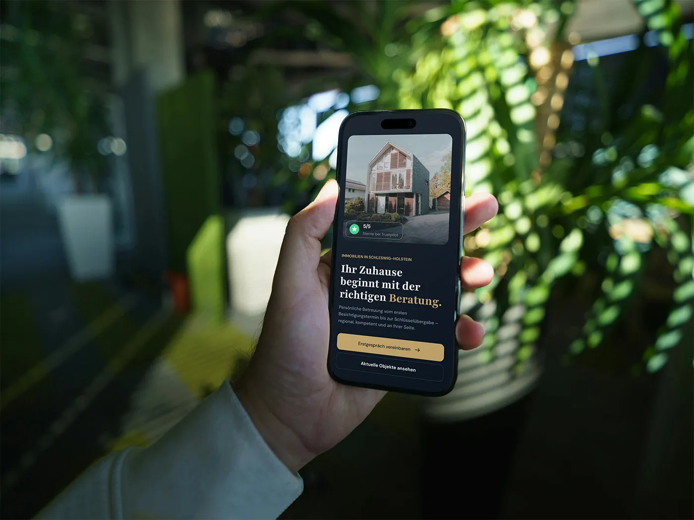 Smartphone zeigt eine von Transform Web entwickelte Kundenwebsite für ein Immobilienunternehmen