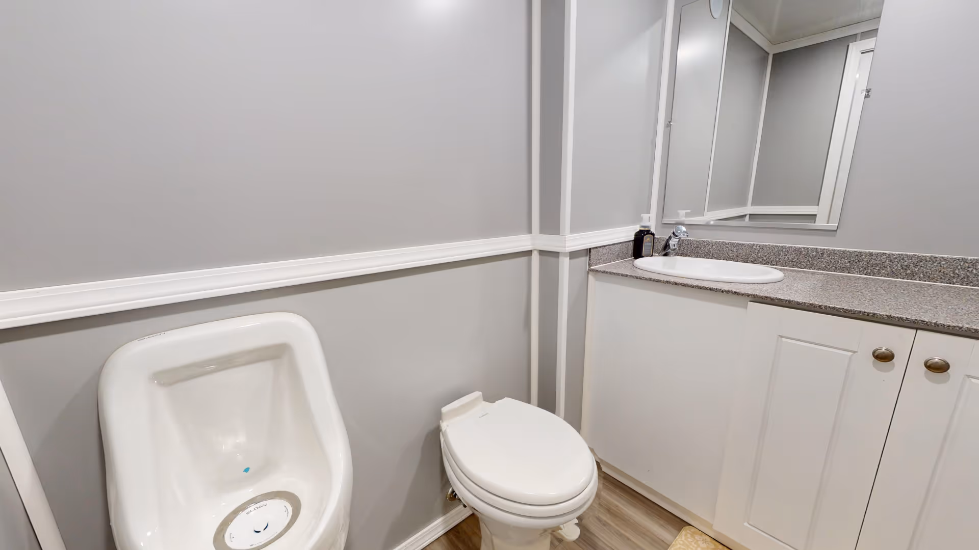 trailers-venus-picture-withurinal-and-toilet-vanity-house-of-thrones