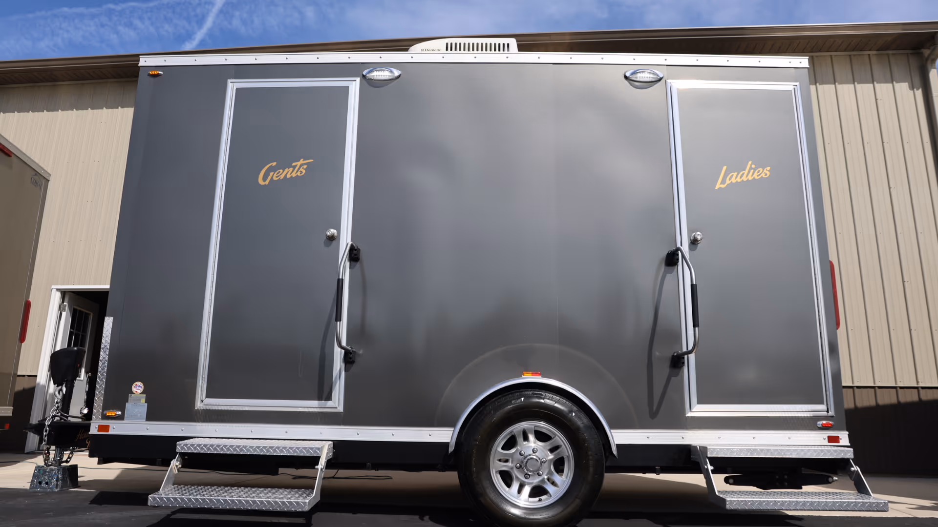 trailers-zeus-picture-house-of-thrones-with-gents-ladies-entrance