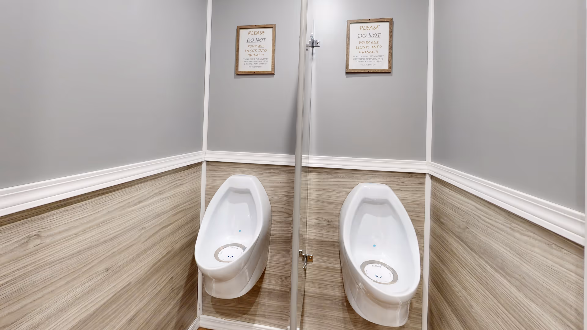 trailers-zeus-picture-with-2-urinals-house-of-thrones