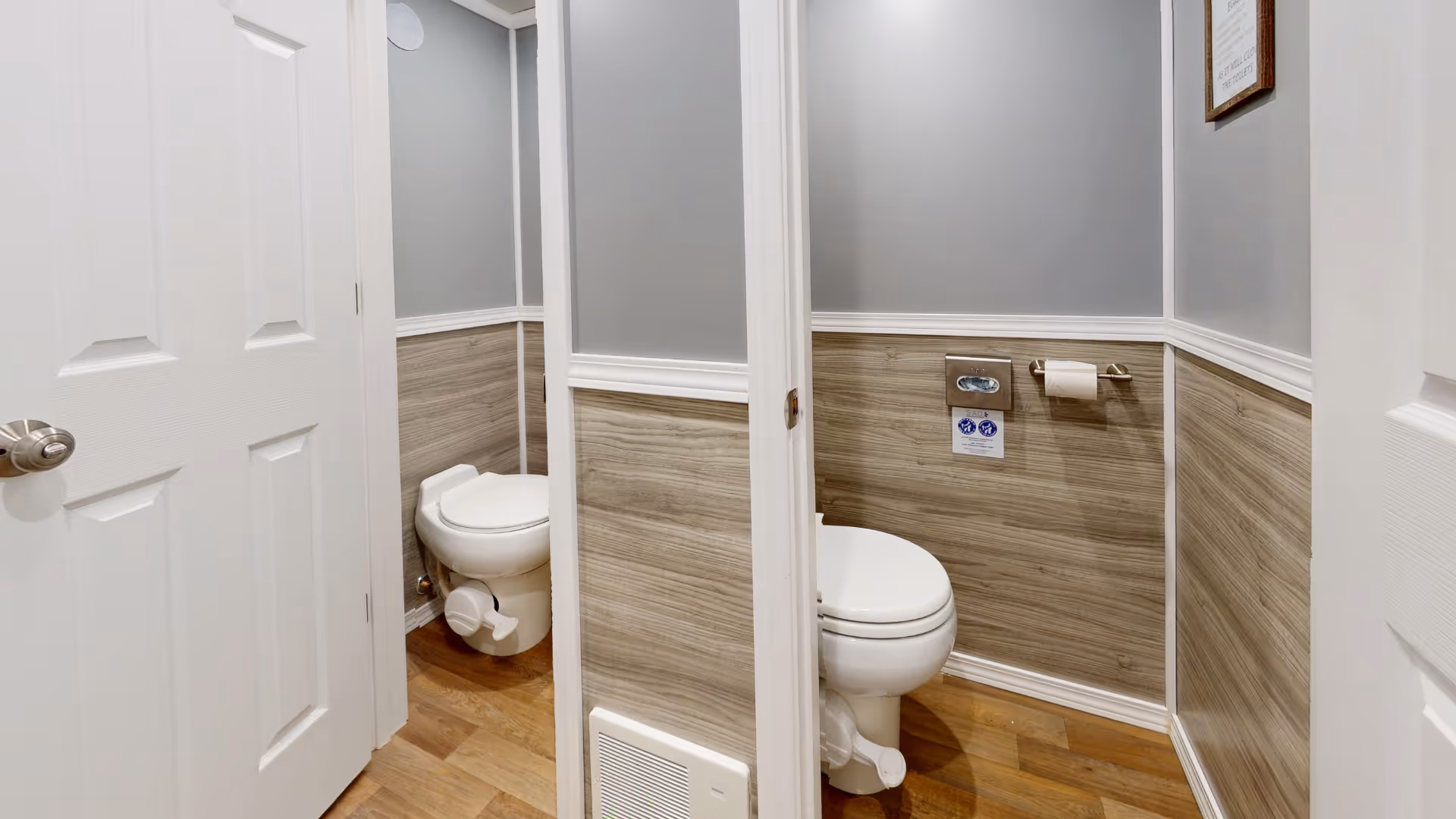 trailers-zeus-picture-with-2-urinals-house-of-thrones