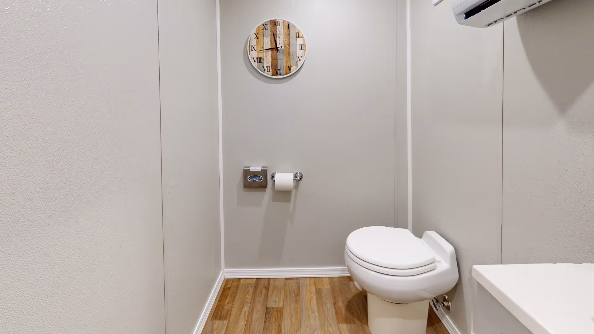 trailers-apollo-picture-toilet-with-vinyl-flooring-house-of-thrones