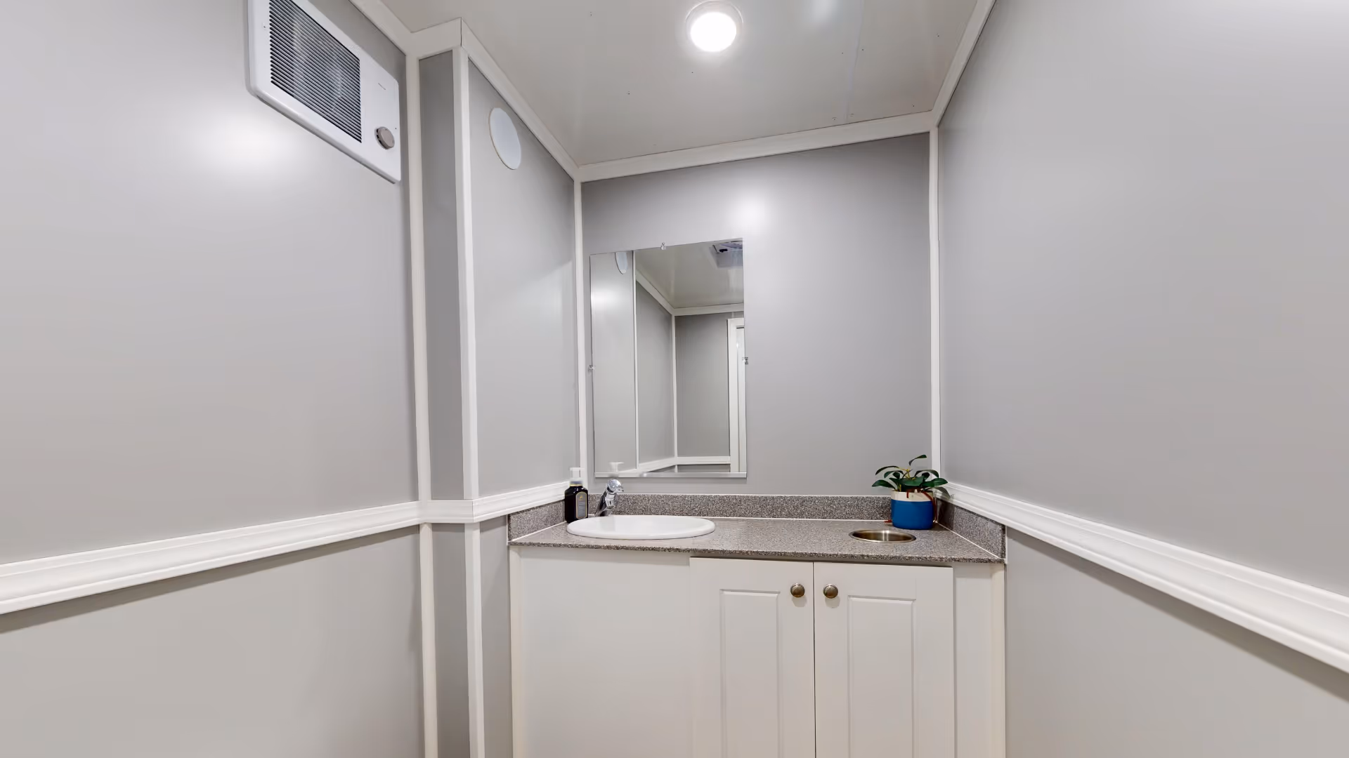 wide-angle-view-of-vanity-inside-venus-house-of-thrones-trailer