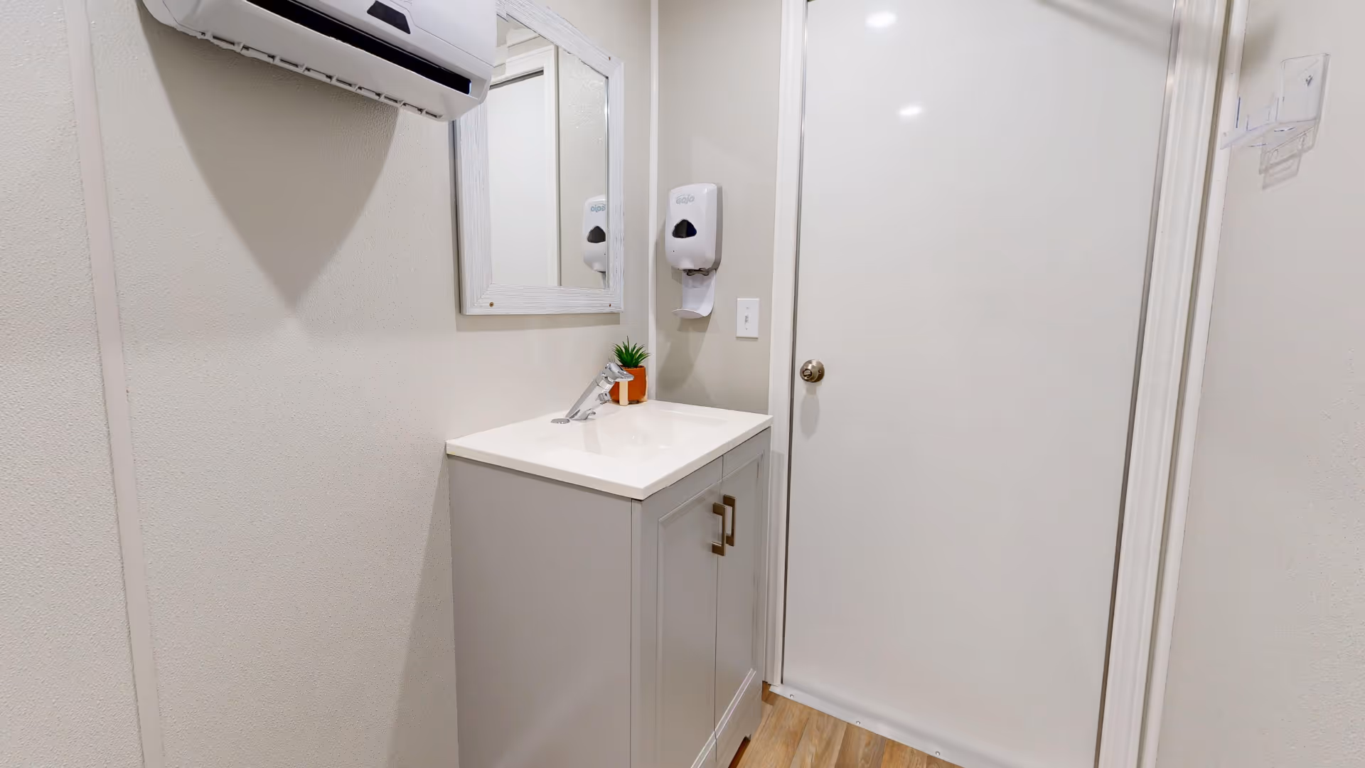 vanity-with-mirror-and-sink-house-of-thrones-inside-trailer