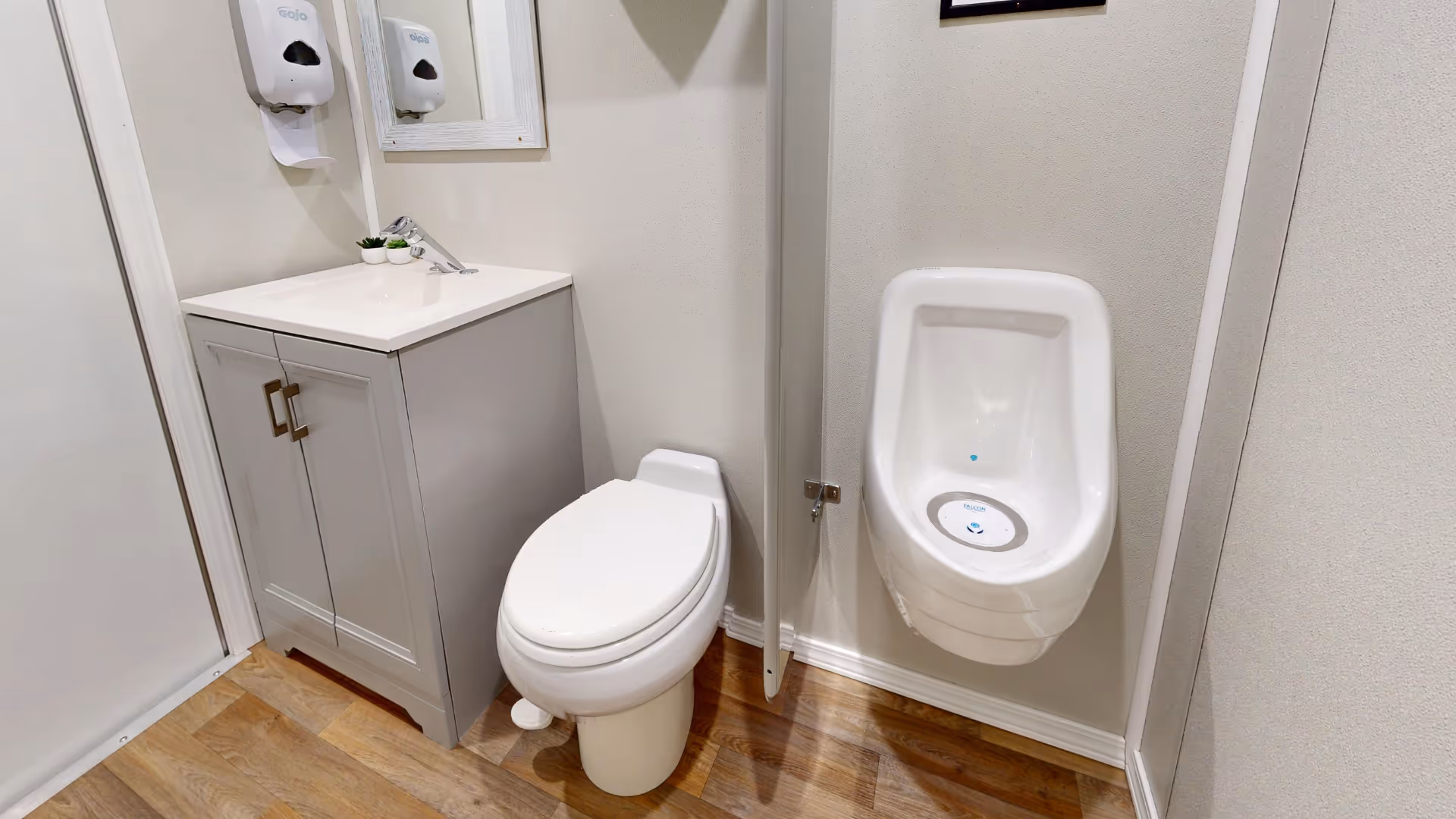 view-inside-house-of-thrones-trailer-with-vanity-toilet-and-unrinal