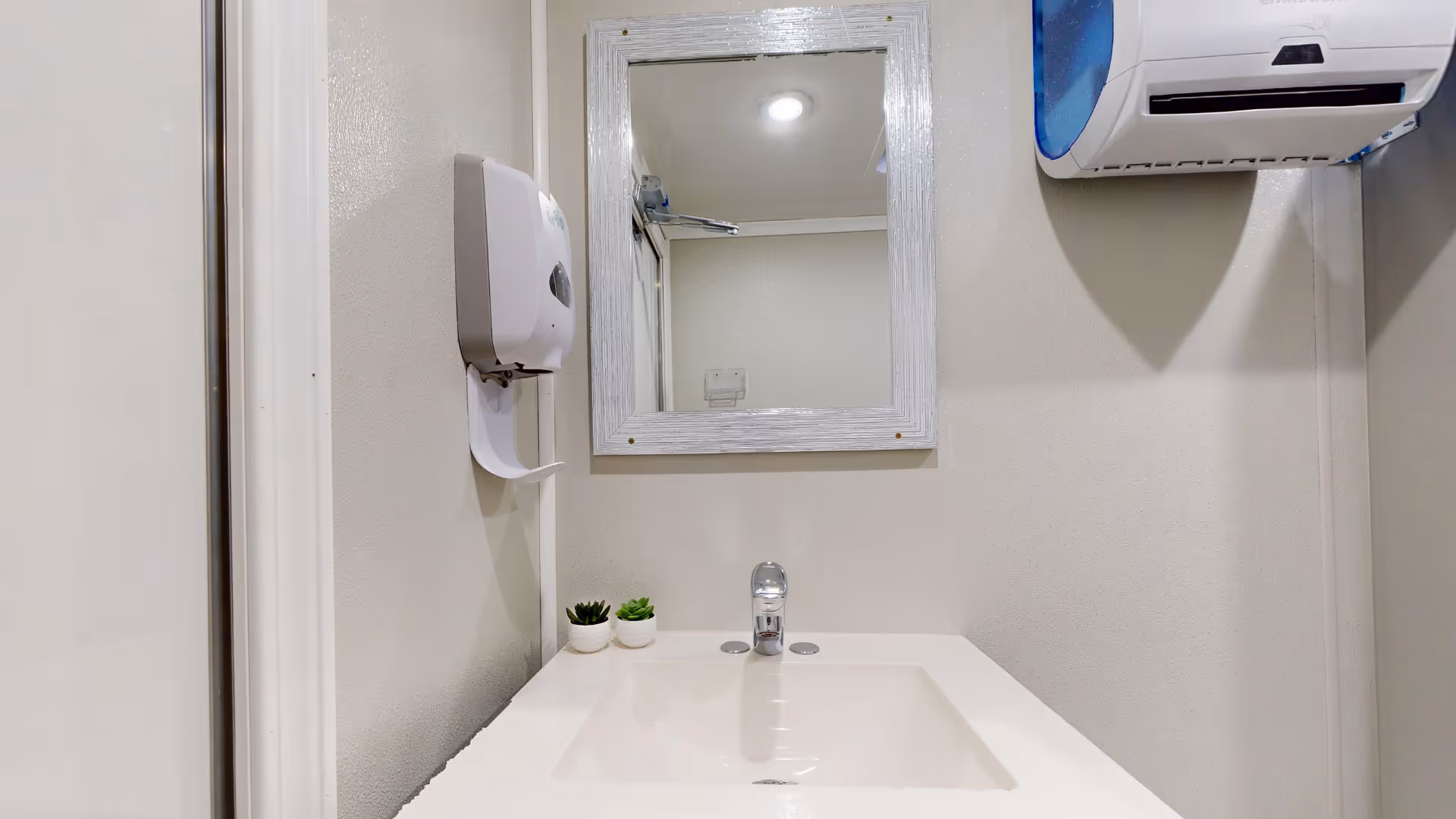 front-view-of-vanity-mirror-and-sink-inside-apollo-house-of-thrones-trailer