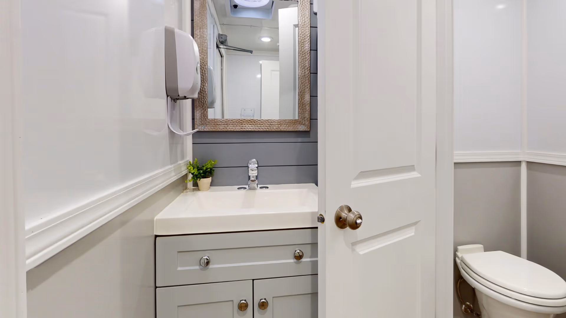 jupiter-house-of-thrones-trailer-with-vanity-sink-shiplap-and-toilet