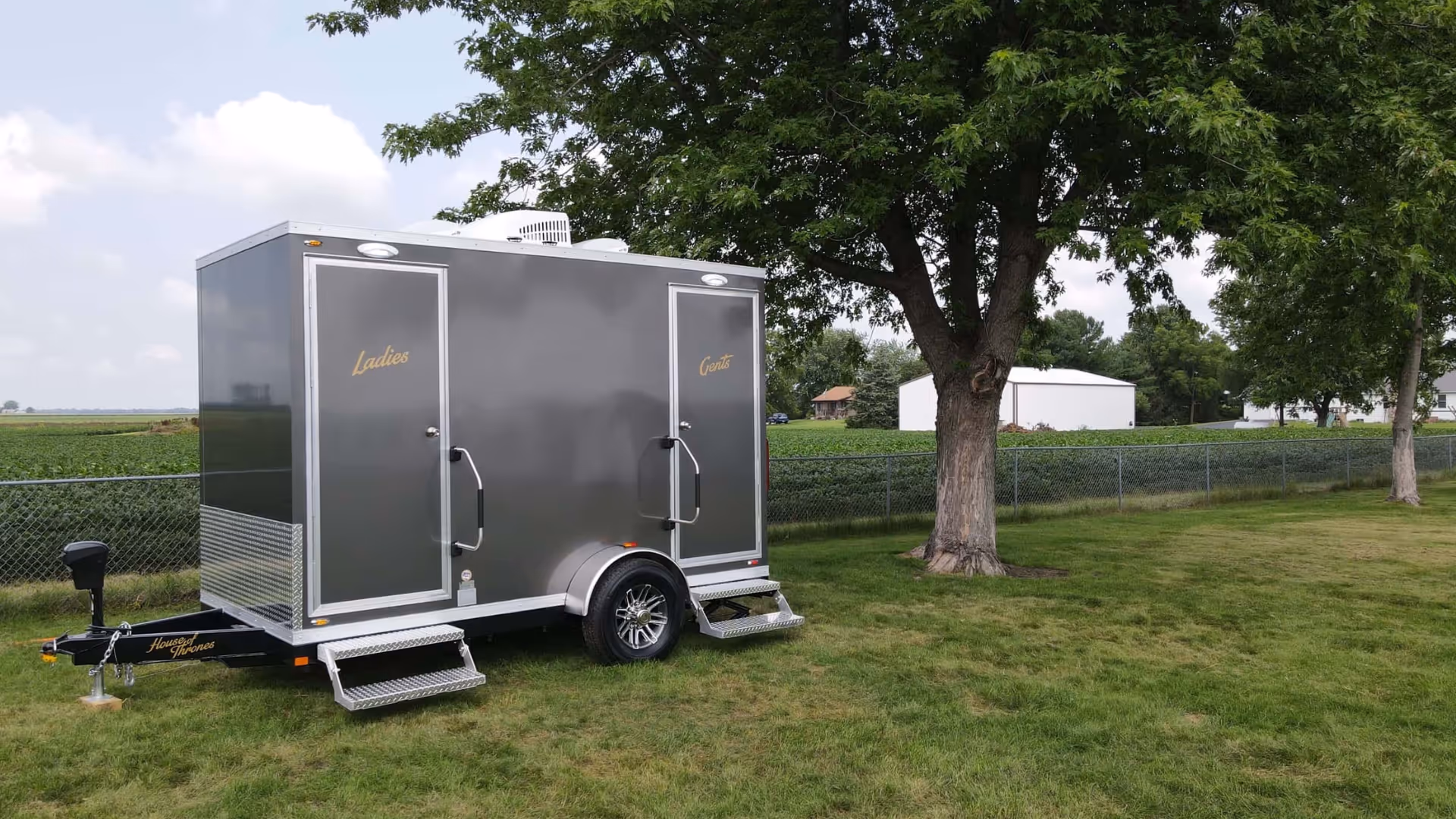 restroom-trailer-in-beautiful-field-for-wedding