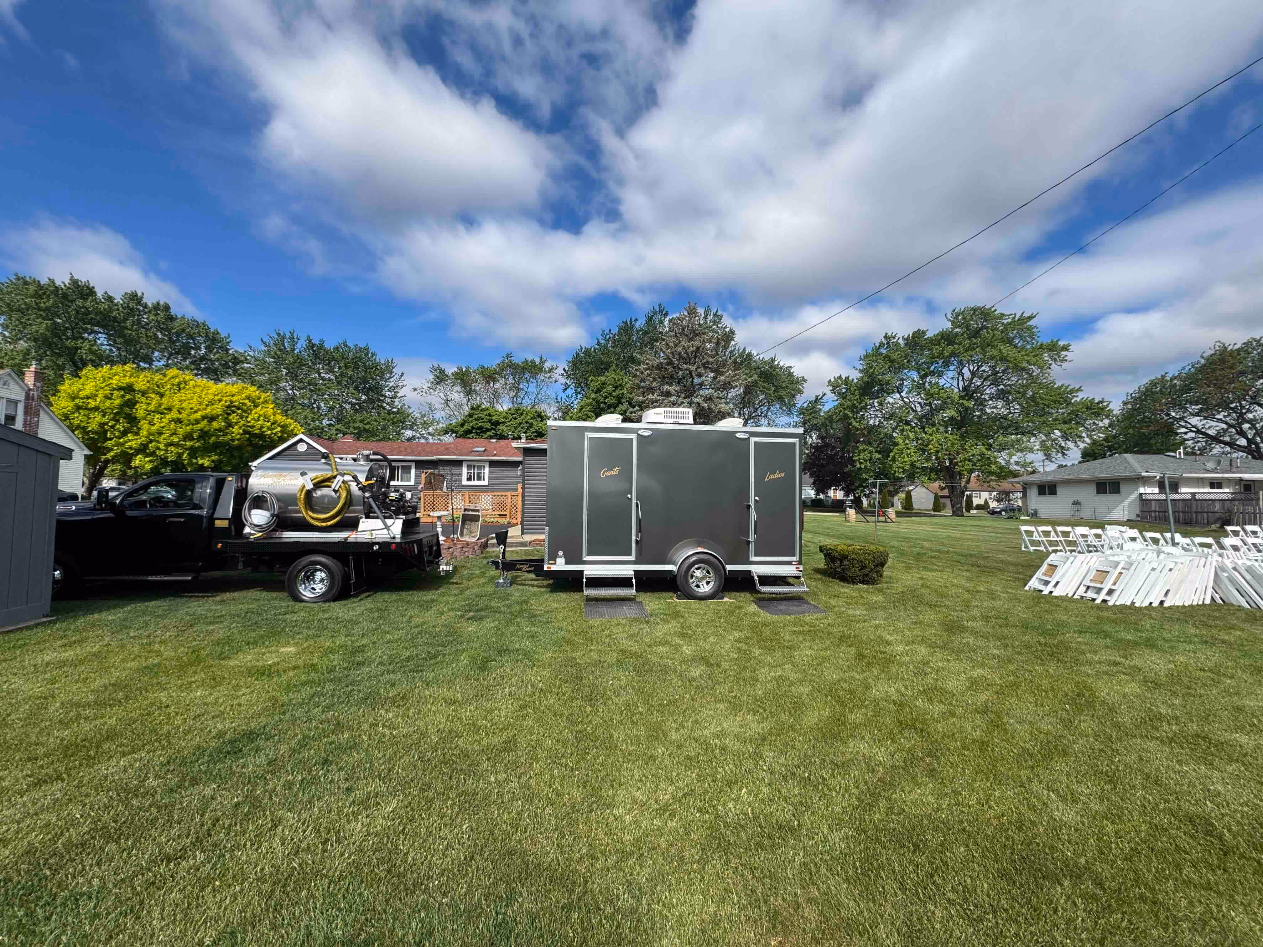 house-of-thrones-trailer-in-field-open
