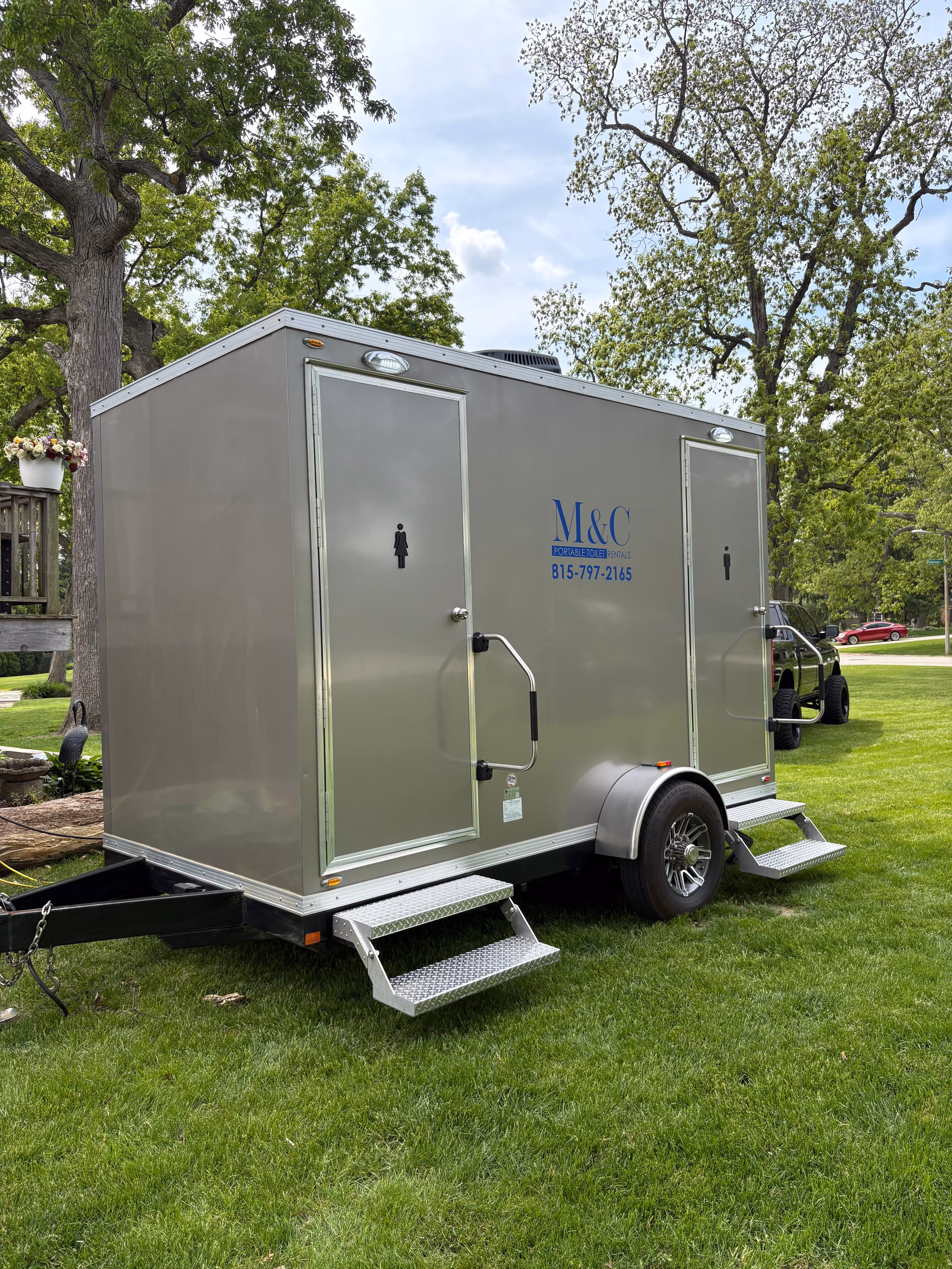 house-of-thrones-oswego-il-restroom-trailer