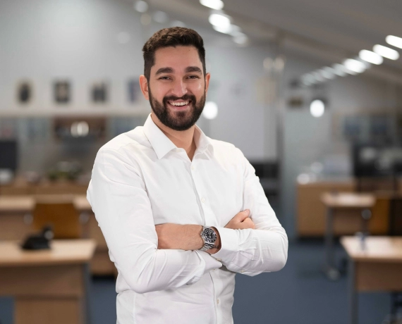 image of game development process (for a mobile gaming) - collaborative team meeting