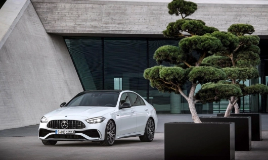 image of game development process (for a mobile gaming) - collaborative team meeting