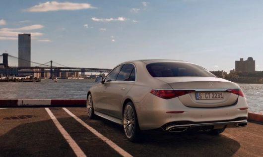 image of game development process (for a mobile gaming) - collaborative team meeting