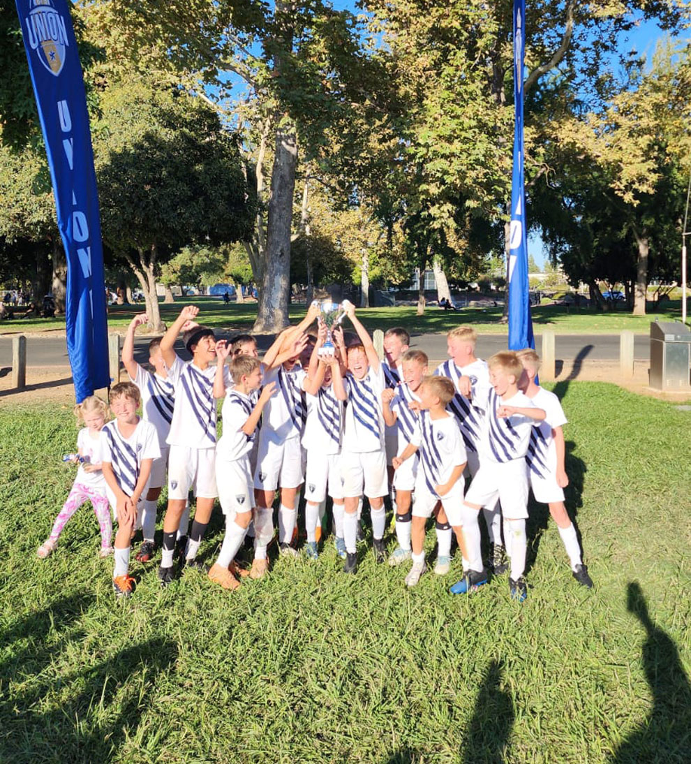 Legends 2014b-A team lifting the trophy