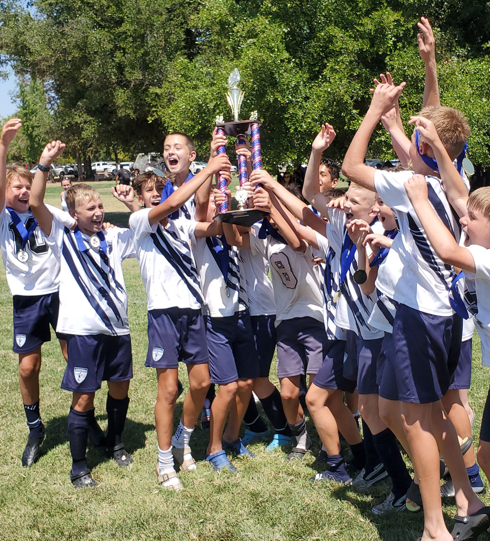 Legends 2012b-A team lifting the trophy