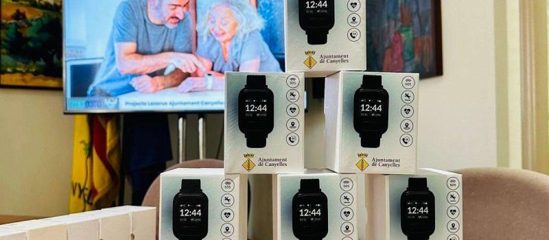 El Ajuntament de Canyelles entrega relojes de teleasistencia SeniorDomo