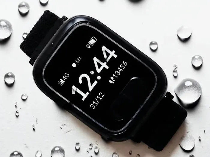 El reloj de SeniorDomo se puede usar en la ducha, donde más falta hace. Es apto para la ducha pero no para la inmersión.