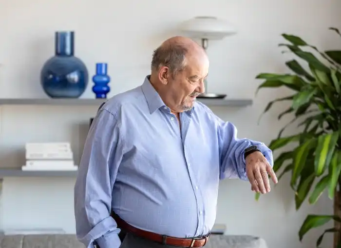 Un usuario del reloj, está hablando con su hijo a través del reloj SeniorDomo con manos libres.