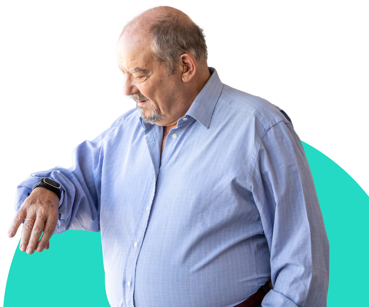 Un usuario de SeniorDomo mira su reloj felizmente.