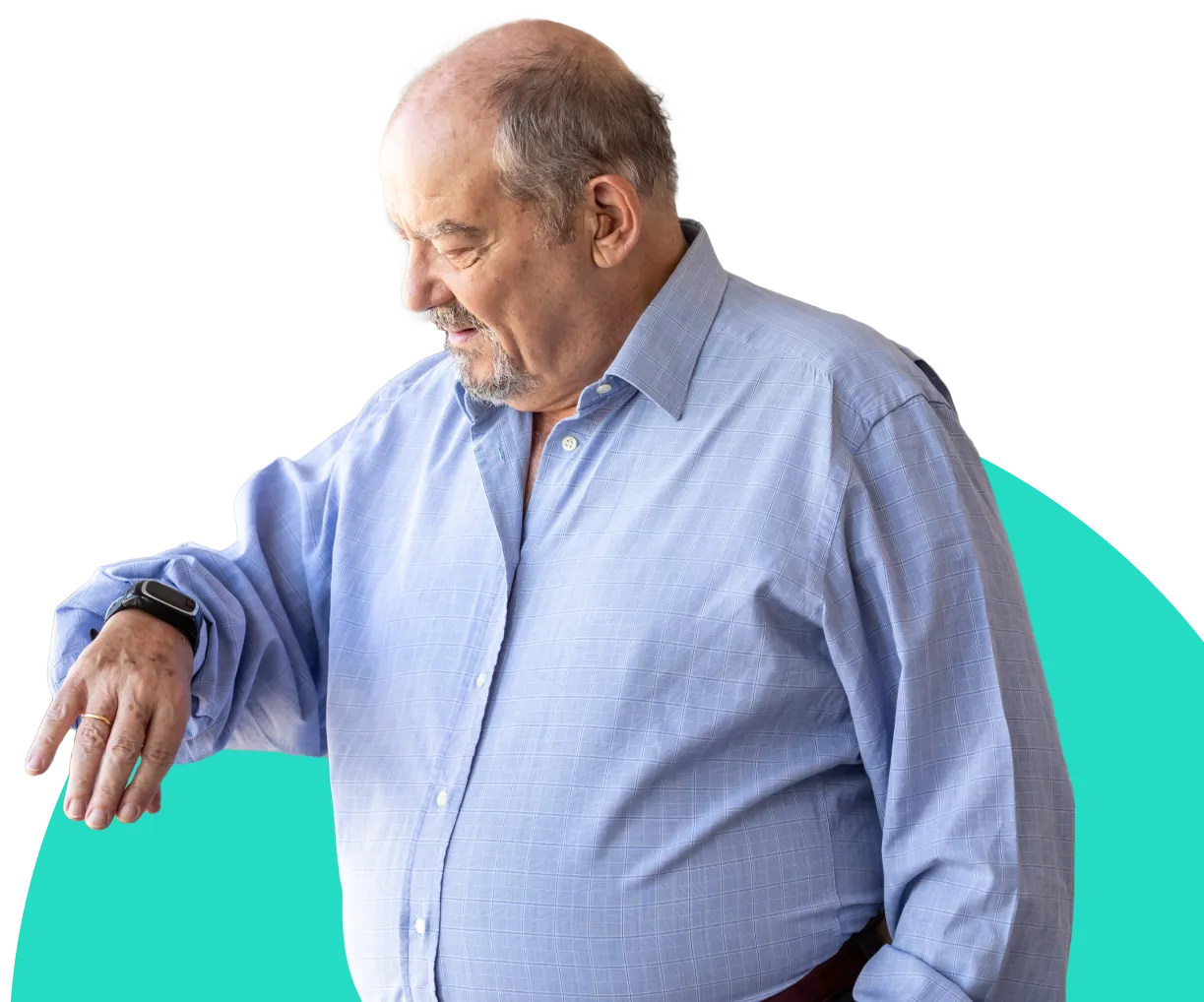 Un usuario de SeniorDomo mira su reloj felizmente.