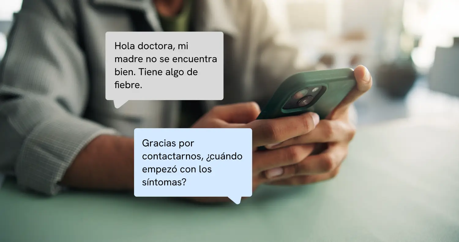 El hijo está feliz porque puede hablar fácilmente con su padre a través del reloj de SeniorDomo.