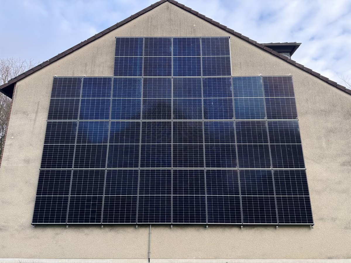 Gro&szlig;fl&auml;chige Photovoltaik-Installation an Hausfassade &ndash; HTH GmbH Referenzprojekt