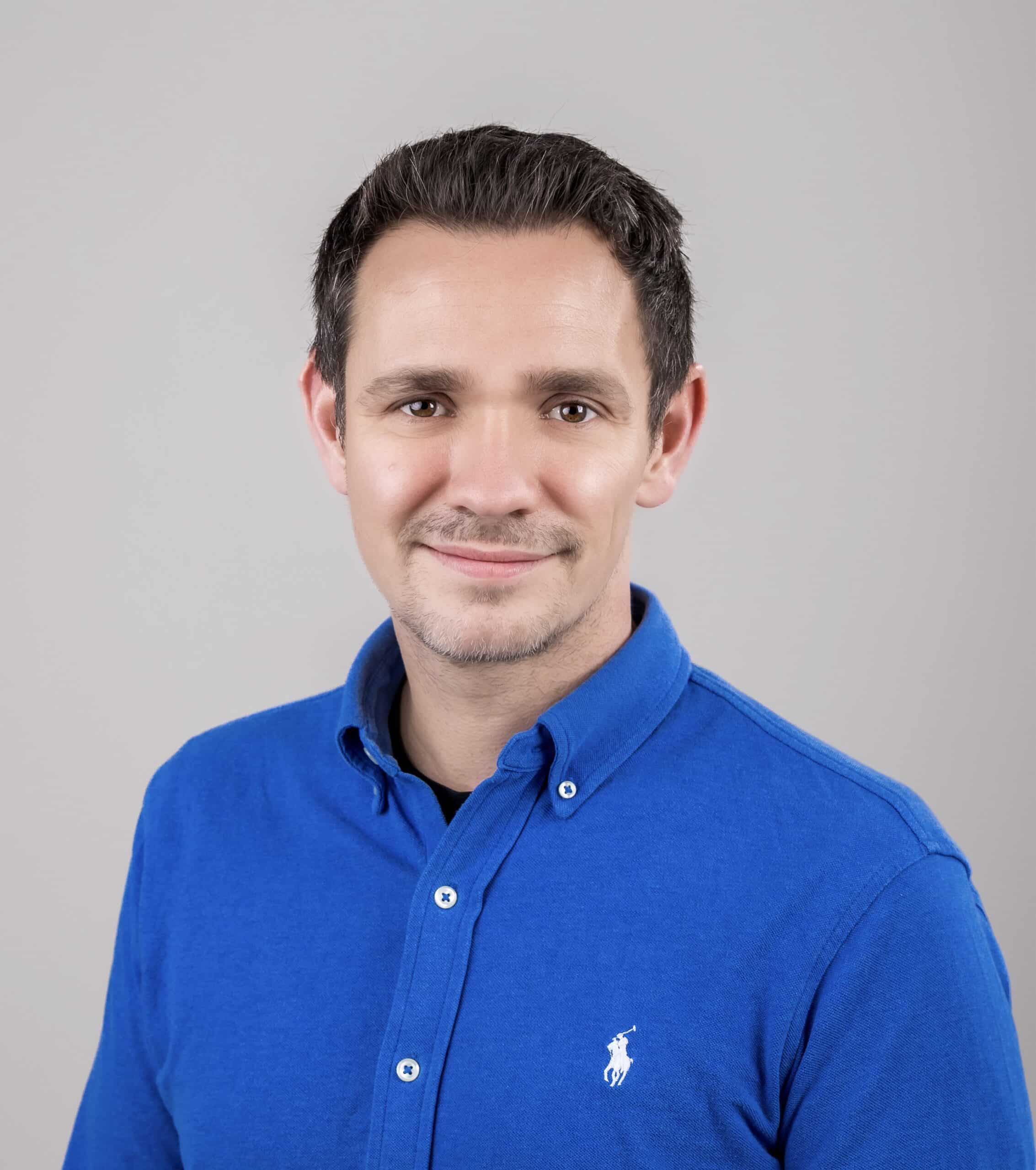 Johannes Kronenberger, kaufmännischer Geschäftsführer der PAW, lächelnd im blauen Polo-Shirt.