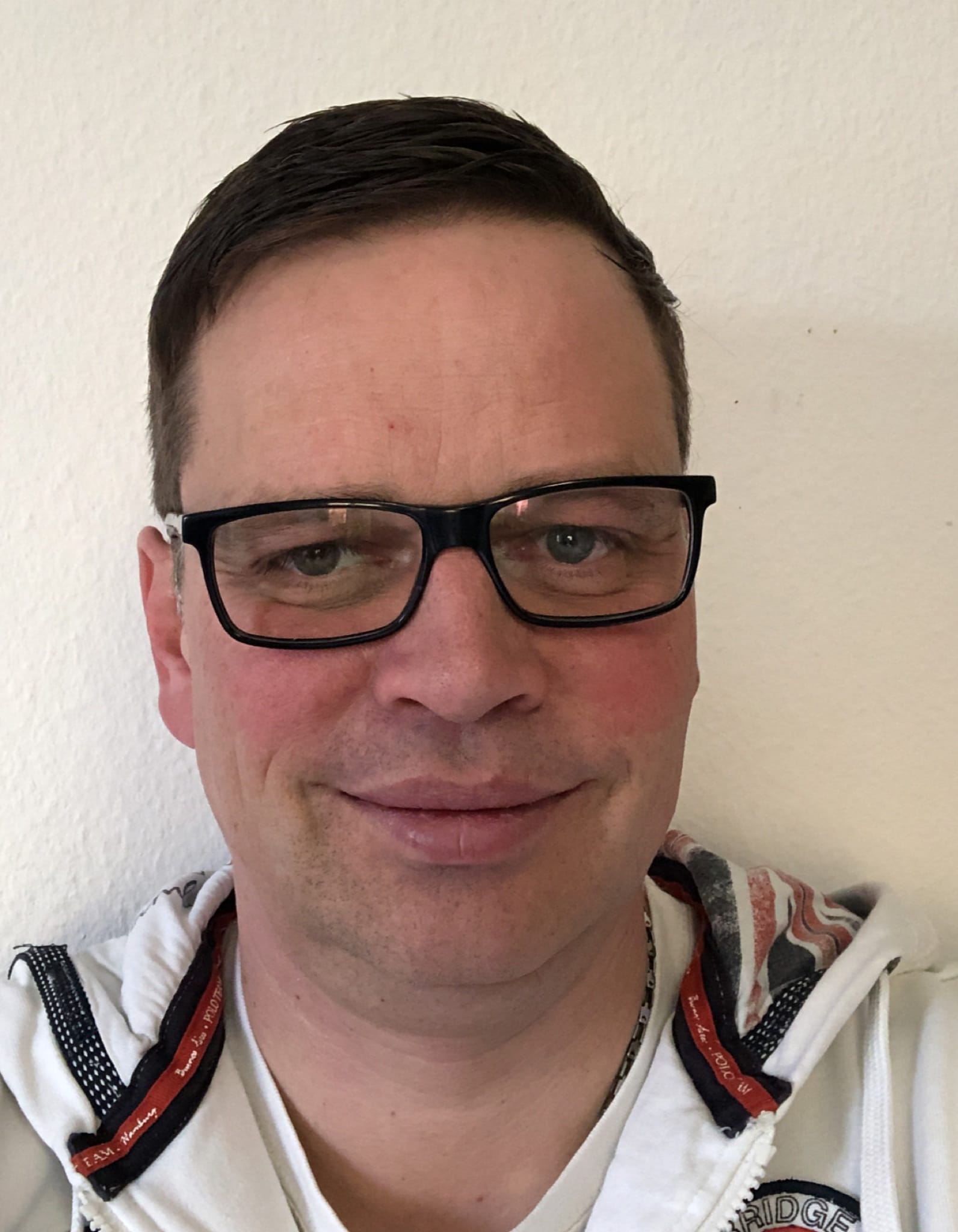 Stephan Späth, Qualitätsmanagementbeauftragter im Haus Zellertal der PAW, mit Brille und weißer Jacke.