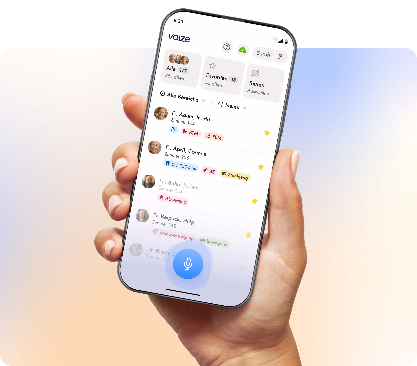 voize-App auf einem Smartphone, das in einer Hand gehalten wird – Übersicht der Bewohner:innen mit Statusanzeige.