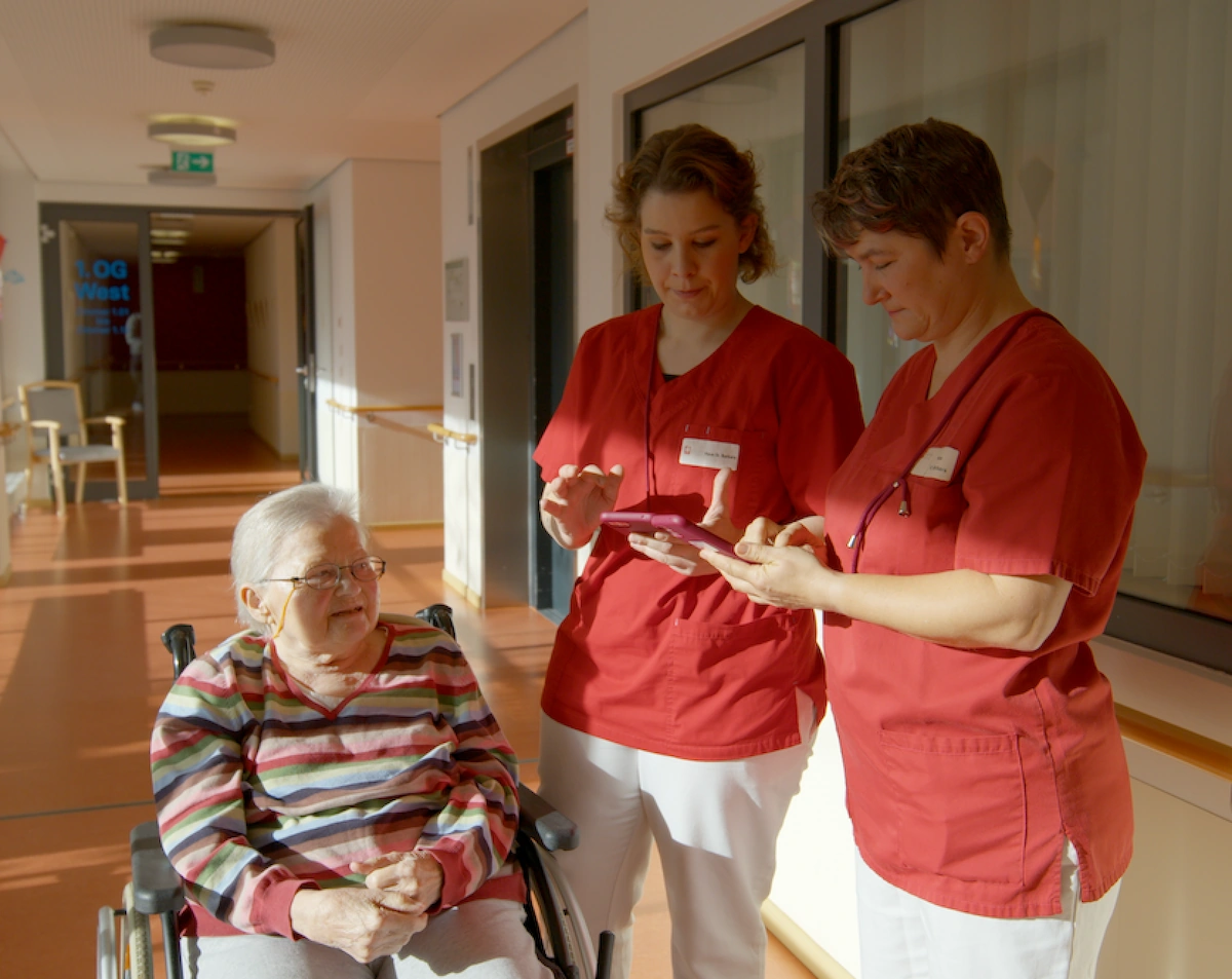 Pflegekräfte im Austausch, Sinnbild für sprachbasierte Pflegedokumentation mit voize.