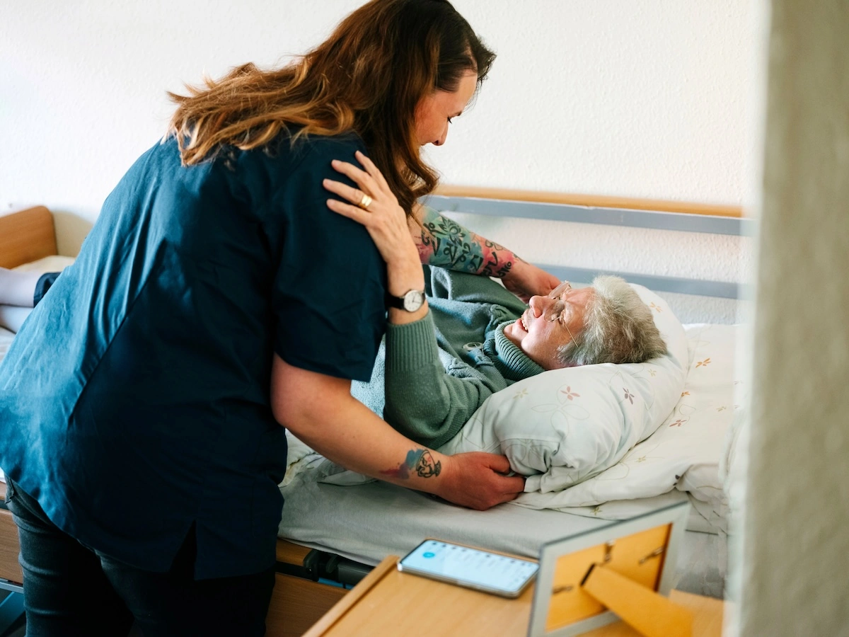 Pflegekraft der PAW im digitalisierten ambulanten Pflegealltag mit voize.