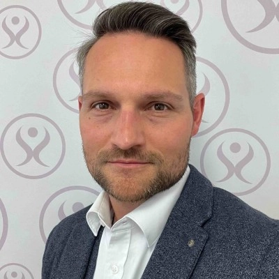 Lars Albert, DOREAFAMILIE, Speaker im voize Webinar zur Einführung von Pflegesoftware und KI-Sprachassistenz.