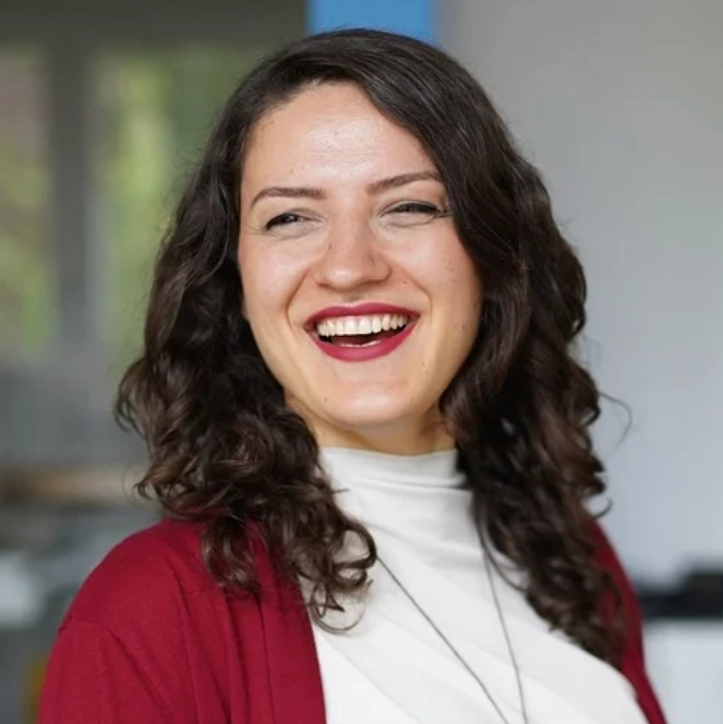 Klaudija Parizoska, Die Zieglerschen, Speakerin im voize Webinar zur KI-Einführung.