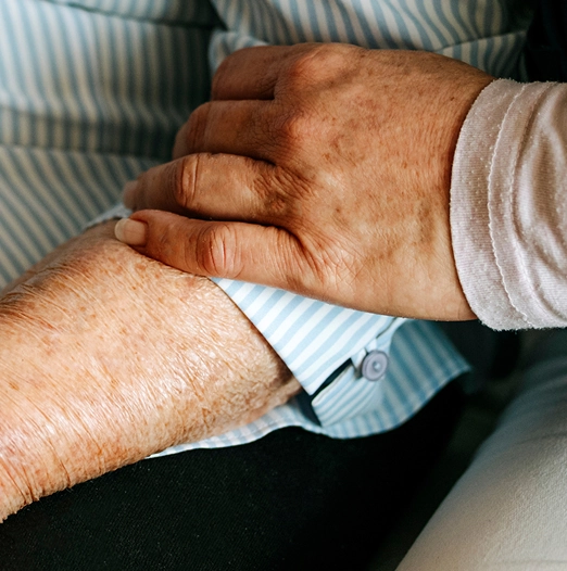 Pflegekraft der PAW, Sinnbild für mehr Zeit für Pflege mit voize.