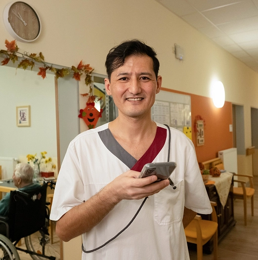 Ali, Pflegehelfer bei Agaplesion, im Einsatz mit voize.