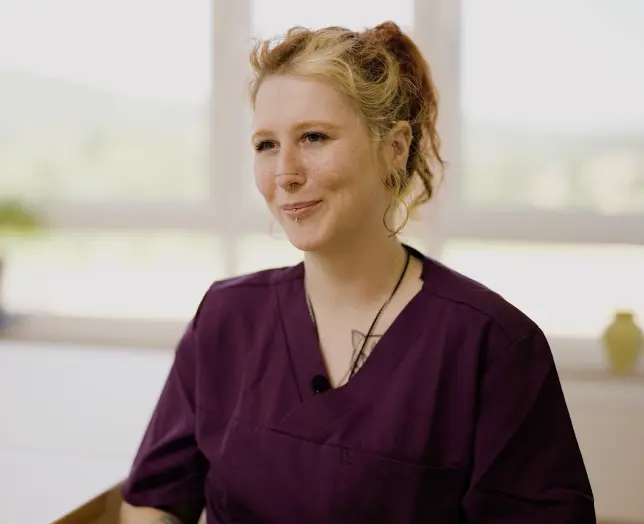 Marie-Christine Gilly, pflegerische Stationsleitung Geriatrie im AGAPLESION Ev. Krankenhaus Gesundbrunnen Hofgeismar, Speakerin im voize Webinar.