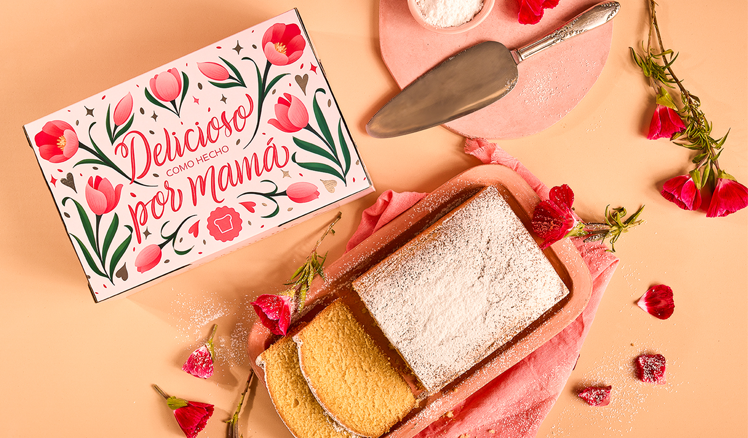 Torta artesanal con azúcar glass cortada en rodajas junto a caja de packaging rosada ilustrada con tulipanes y lettering "Delicioso como hecho por mamá" de La Miguería panadería y repostería colombiana fotografía de producto y diseño de packaging e ilustración para pastelería artesanal por Intacto Studio estudio de branding en Medellín y Bogotá Colombia.
